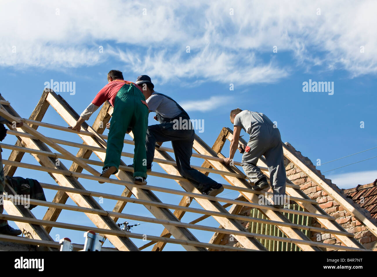 Bauherren Bau das Dach eines Hauses Stockfoto