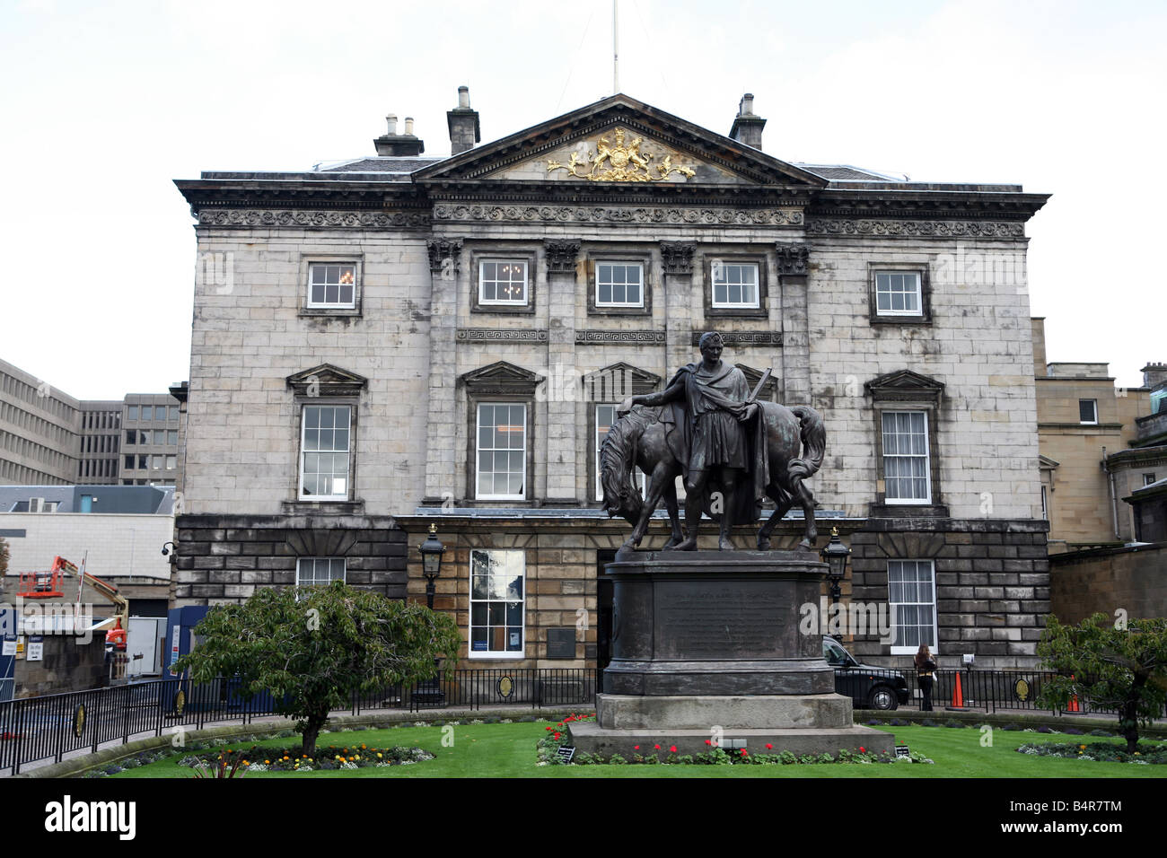 Der Sitz der Royal Bank of Scotland Group in Edinburgh eine Statue von Sir John Hoffnung vierten Earl of Hopetoun vor Stockfoto