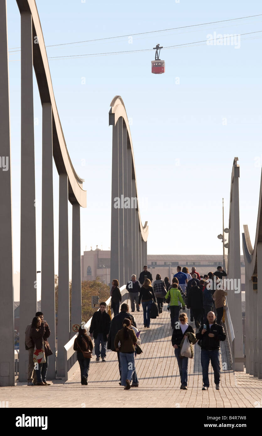 Menschen Kreuzung Brücke zum Maremagnum, Barcelona Stockfoto