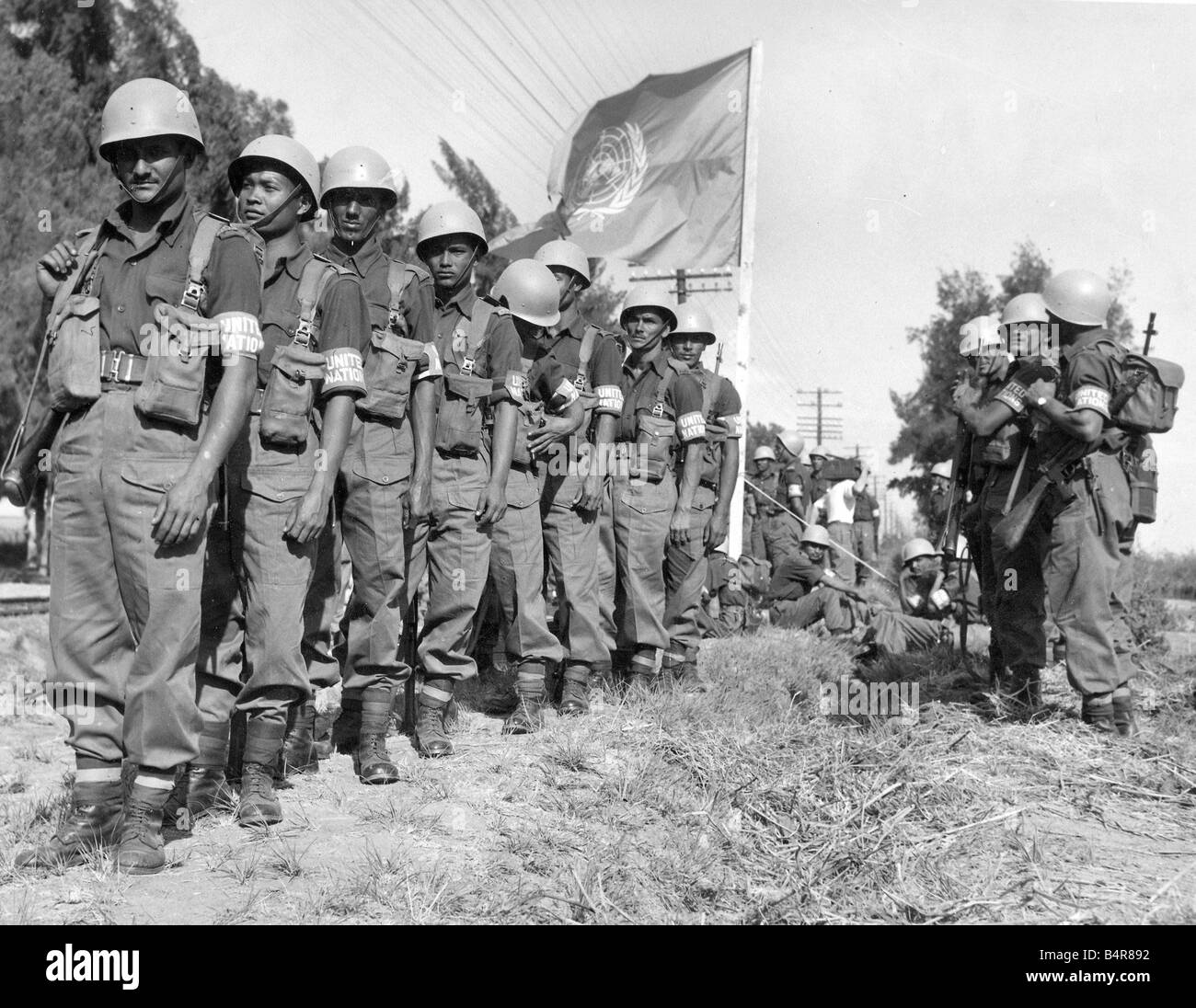 Die Suez Krise indische Fallschirmjäger mit ihrer Ankunft in die Front-Line Gräben bei El Cap 03 12 56 UNO-Flagge Stockfoto