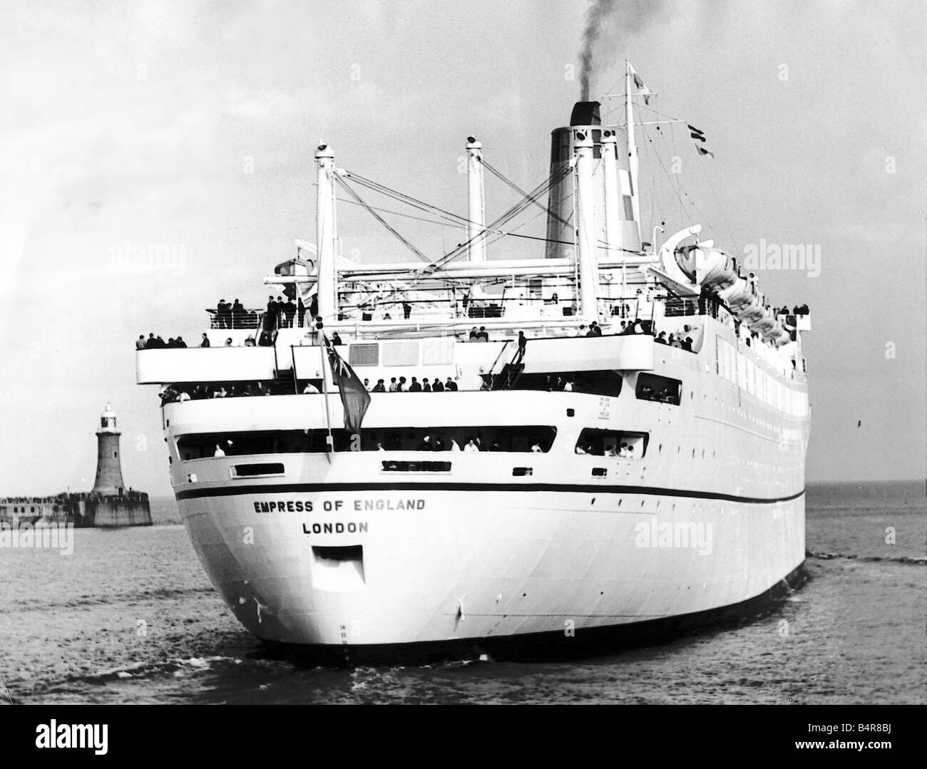 Der Passagierdampfer Empress of England auf eigene Faust durchläuft die Tyne Piers und Köpfe aus ins offene Meer im März 1957 Stockfoto