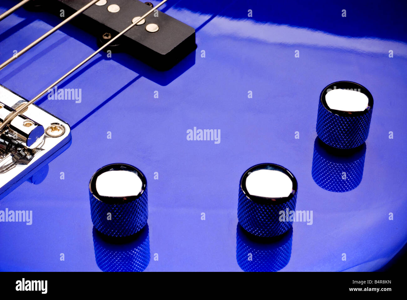 Makroaufnahme einer Bassgitarre Volume und Tone-Regler Stockfotografie -  Alamy