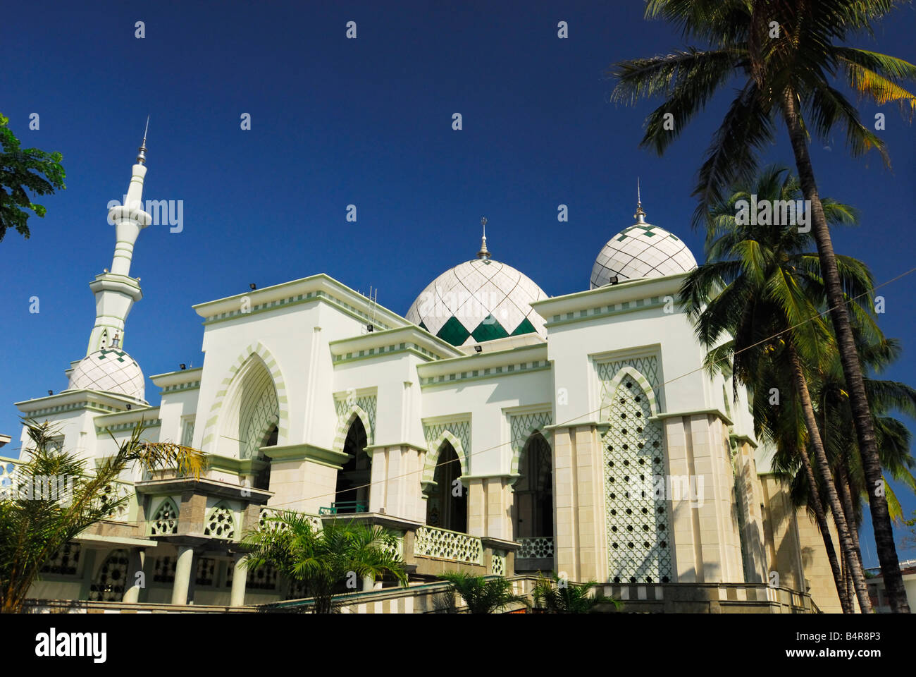 Moschee mit Kokospalme und Moschee Hof Stockfoto