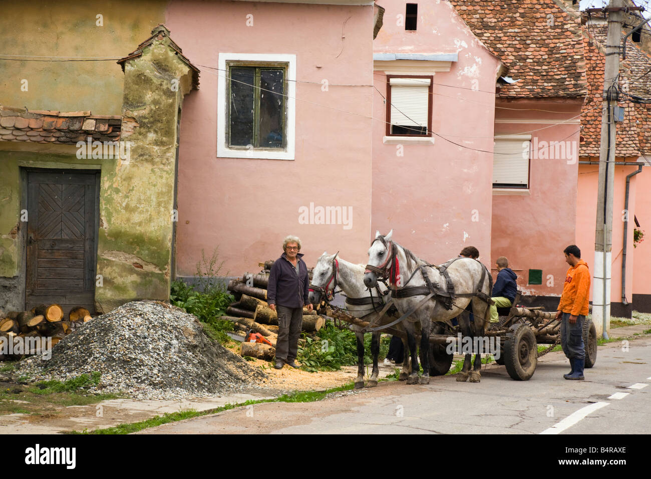 Birthälm Siebenbürgen Rumänien Europa. Männer mit traditionellen Pferdefuhrwerk in Dorfstraße Stockfoto