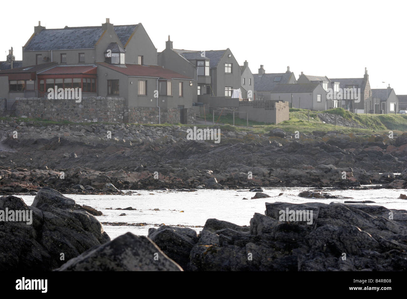 Häuser an der Küste bei Inverallochy im Nordosten Schottlands Stockfoto