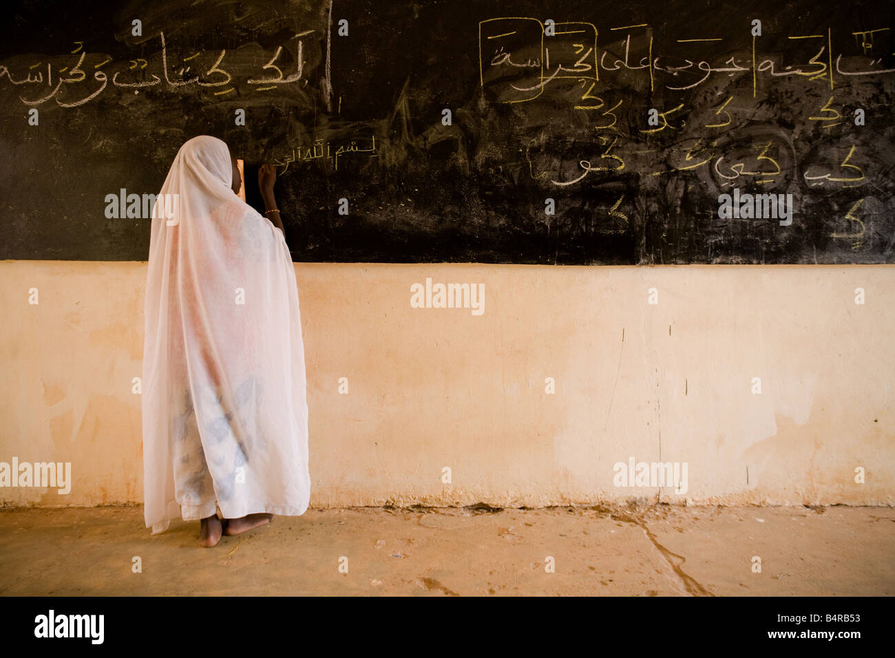 Mädchen am schwarzen Brett in der Mame Diarra Bousso koranische Schule schreiben Stockfoto