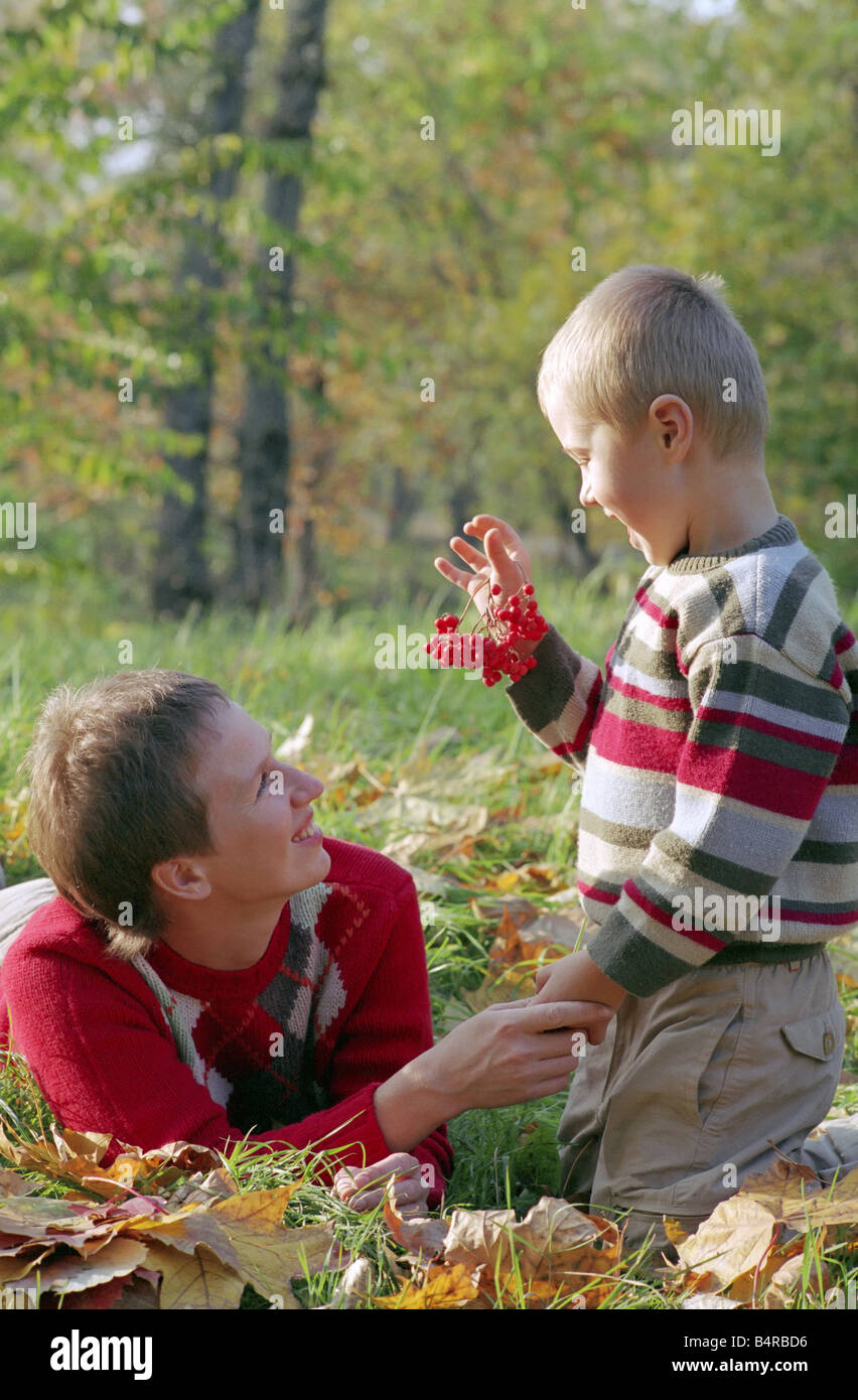 Familie spielen im herbstlichen Wald Stockfoto