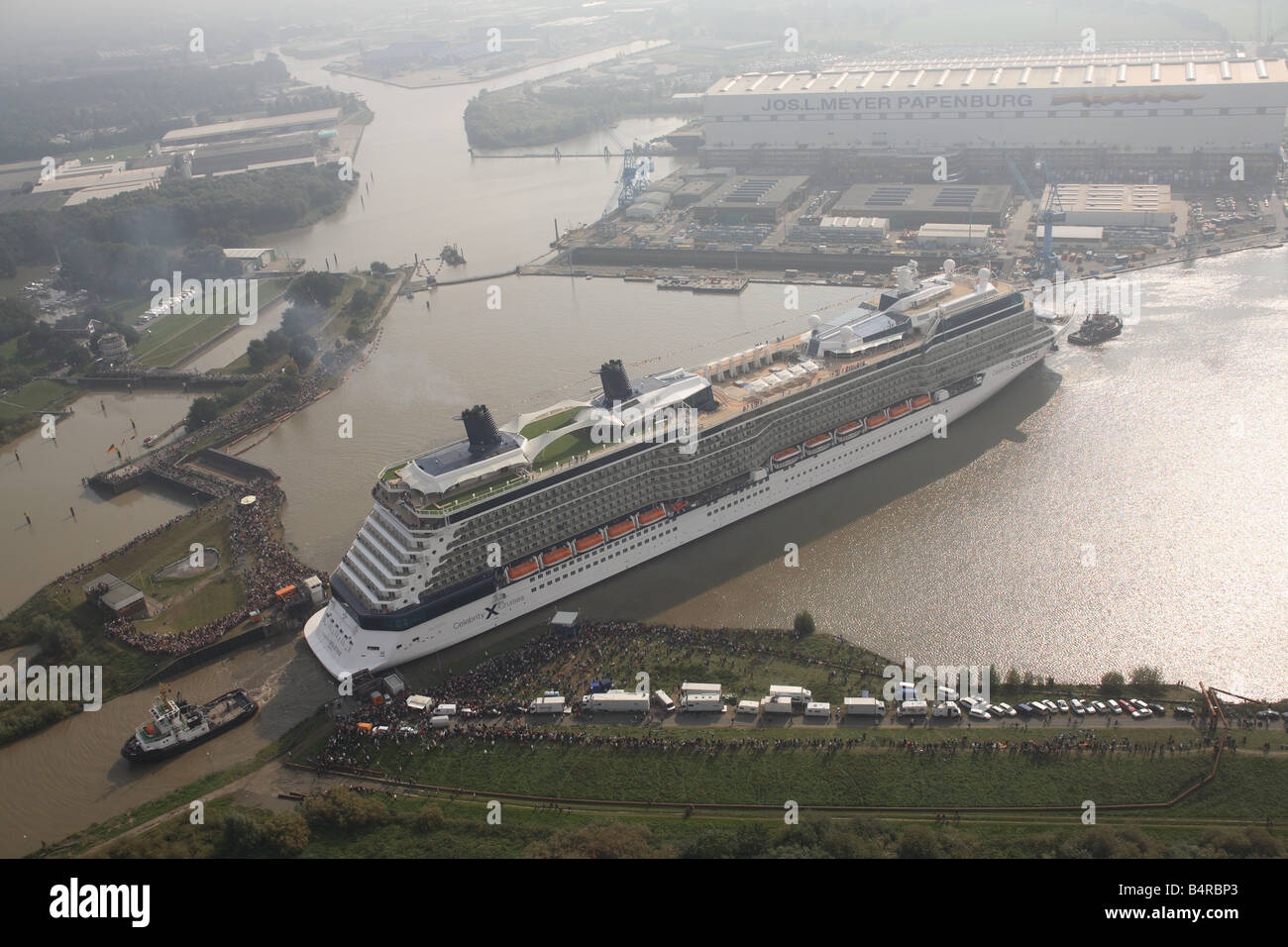 Kreuzfahrtschiff, die Celebrity Solstice bei der Meyer Werft-Werft verschoben wird, wo sie sich auf den Fluss Emms gebaut wurde. Stockfoto