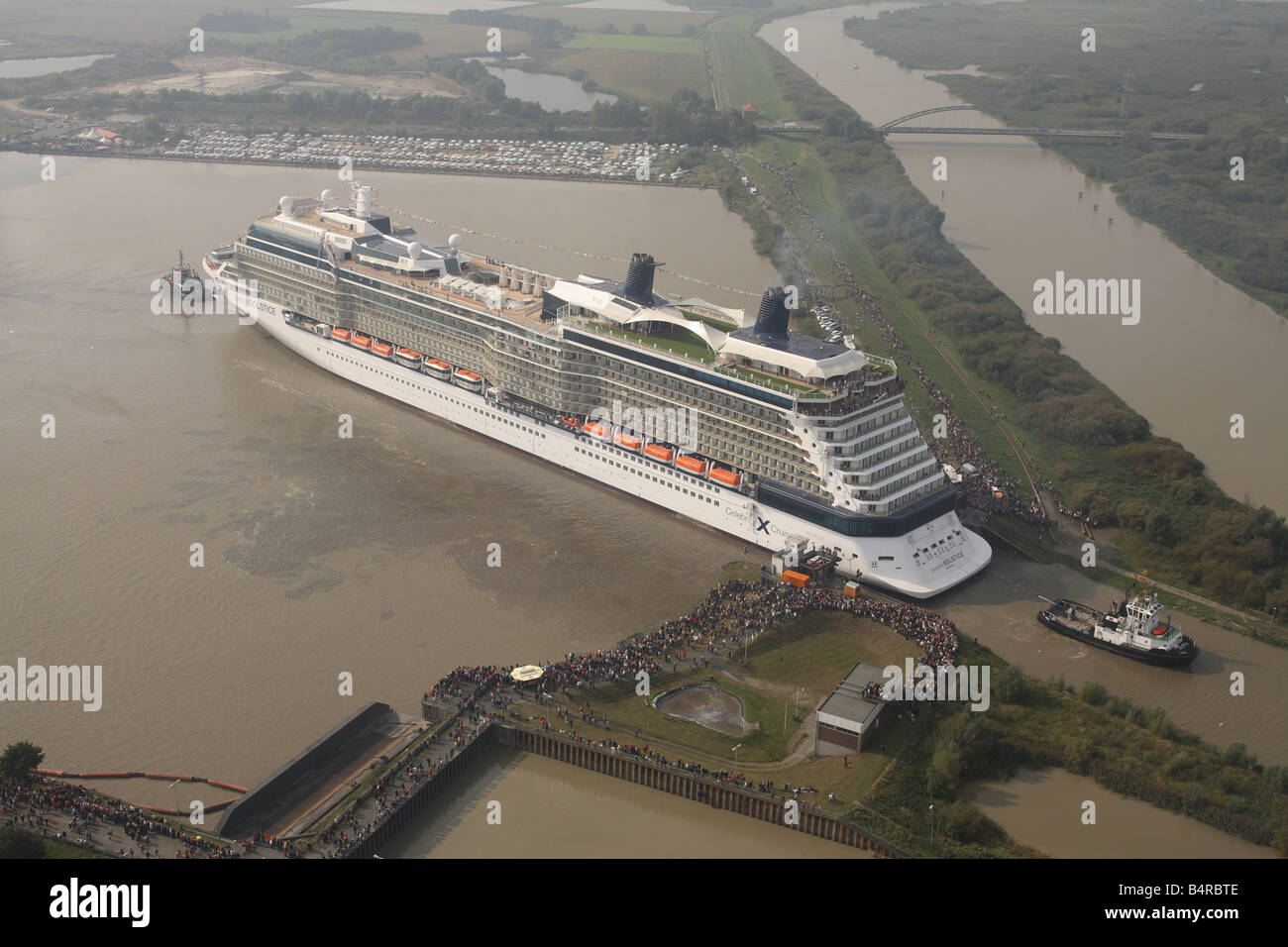 Kreuzfahrtschiff, die Celebrity Solstice bei der Meyer Werft-Werft verschoben wird, wo sie sich auf den Fluss Emms gebaut wurde. Stockfoto