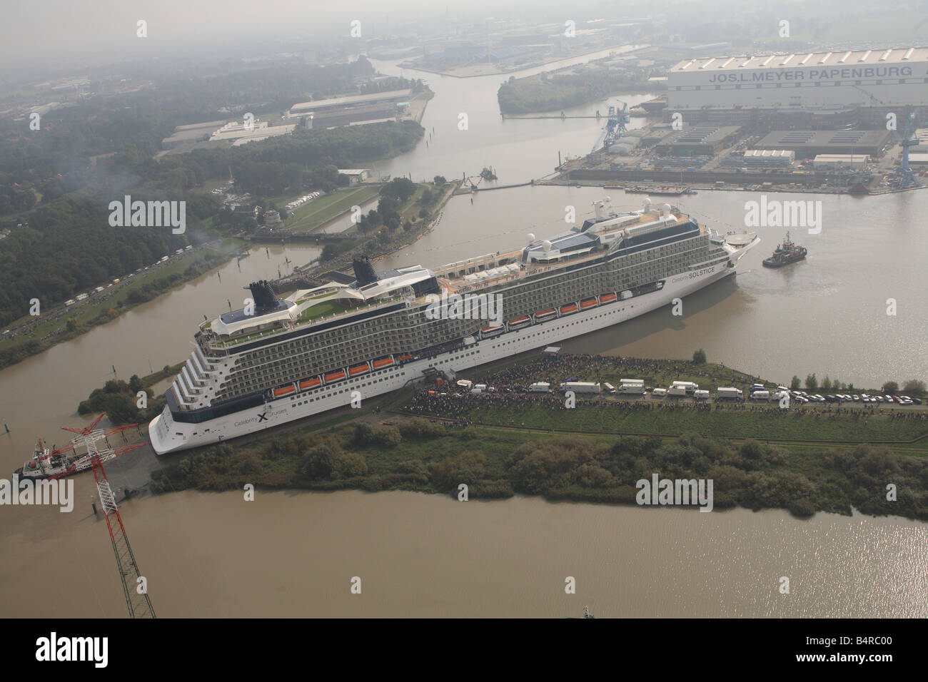 Kreuzfahrtschiff, die Celebrity Solstice bei der Meyer Werft-Werft verschoben wird, wo sie sich auf den Fluss Emms gebaut wurde. Stockfoto
