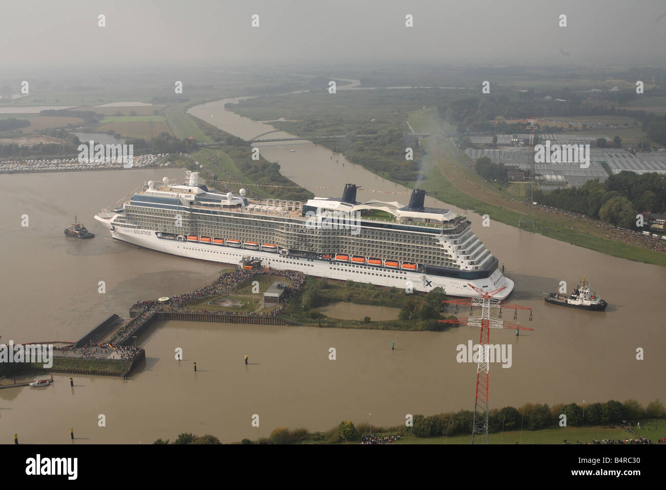 Kreuzfahrtschiff, die Celebrity Solstice bei der Meyer Werft-Werft verschoben wird, wo sie sich auf den Fluss Emms gebaut wurde. Stockfoto