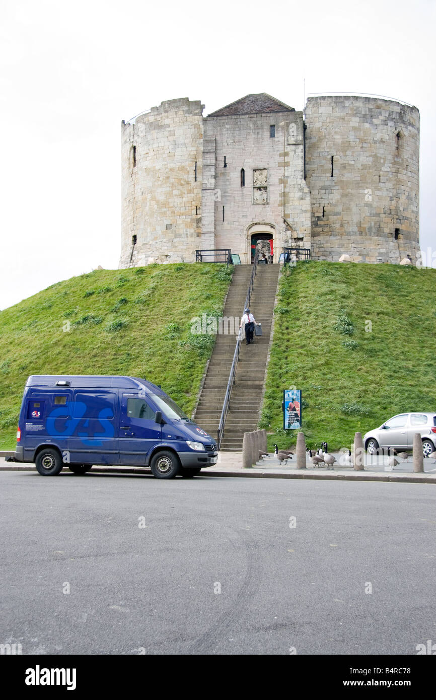 Ein Security-Mann steigt Schritte vom York Castle oder Clifford es Tower, Graugänsen und seinem van Stockfoto