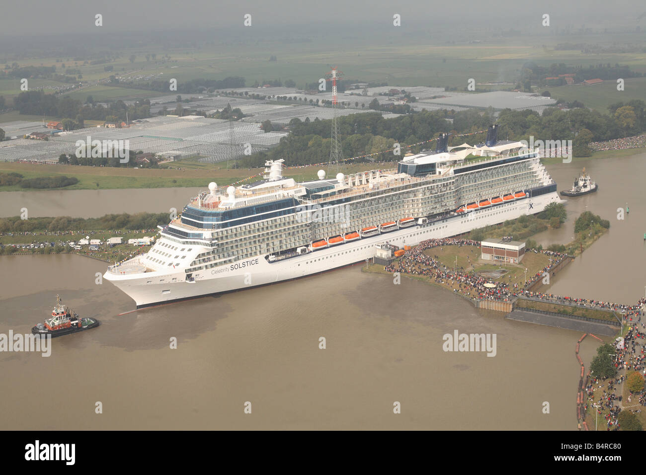 Kreuzfahrtschiff, die Celebrity Solstice bei der Meyer Werft-Werft verschoben wird, wo sie sich auf den Fluss Emms gebaut wurde. Stockfoto