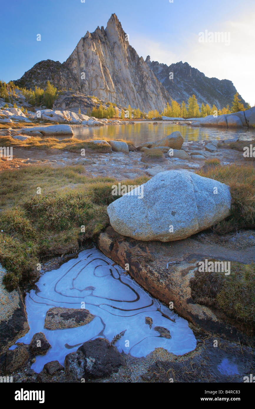 Gefrorene Pfütze in der Nähe von Gnome Tarn und Prusik Peak im Bereich Verzauberung Seen des alpinen Seen Wildnis, Washington Stockfoto