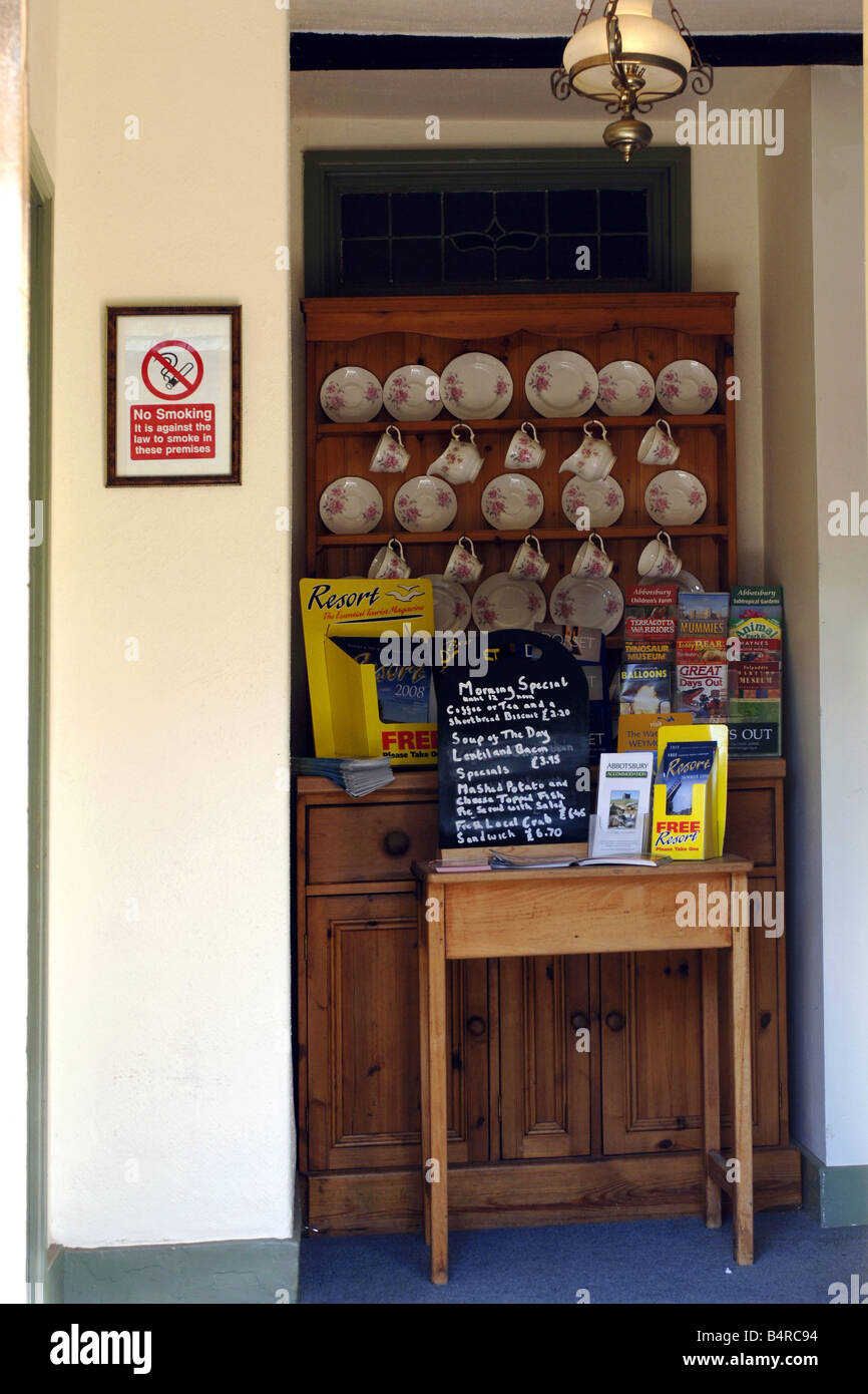 Tassen und Untertassen angezeigt auf einer walisischen Kommode in einem Dorfrestaurant in Dorset Stockfoto