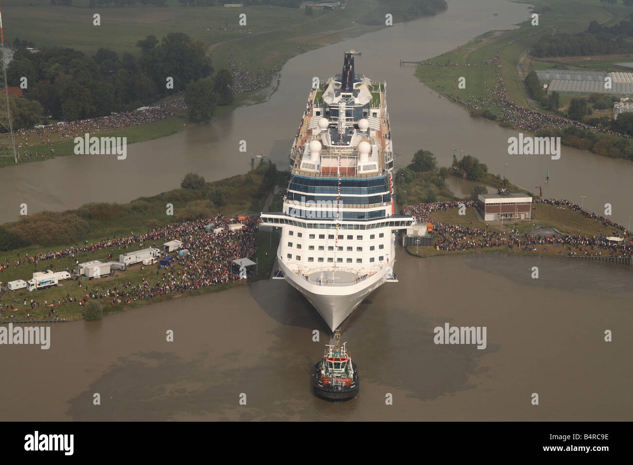Kreuzfahrtschiff, die Celebrity Solstice bei der Meyer Werft-Werft verschoben wird, wo sie sich auf den Fluss Emms gebaut wurde. Stockfoto
