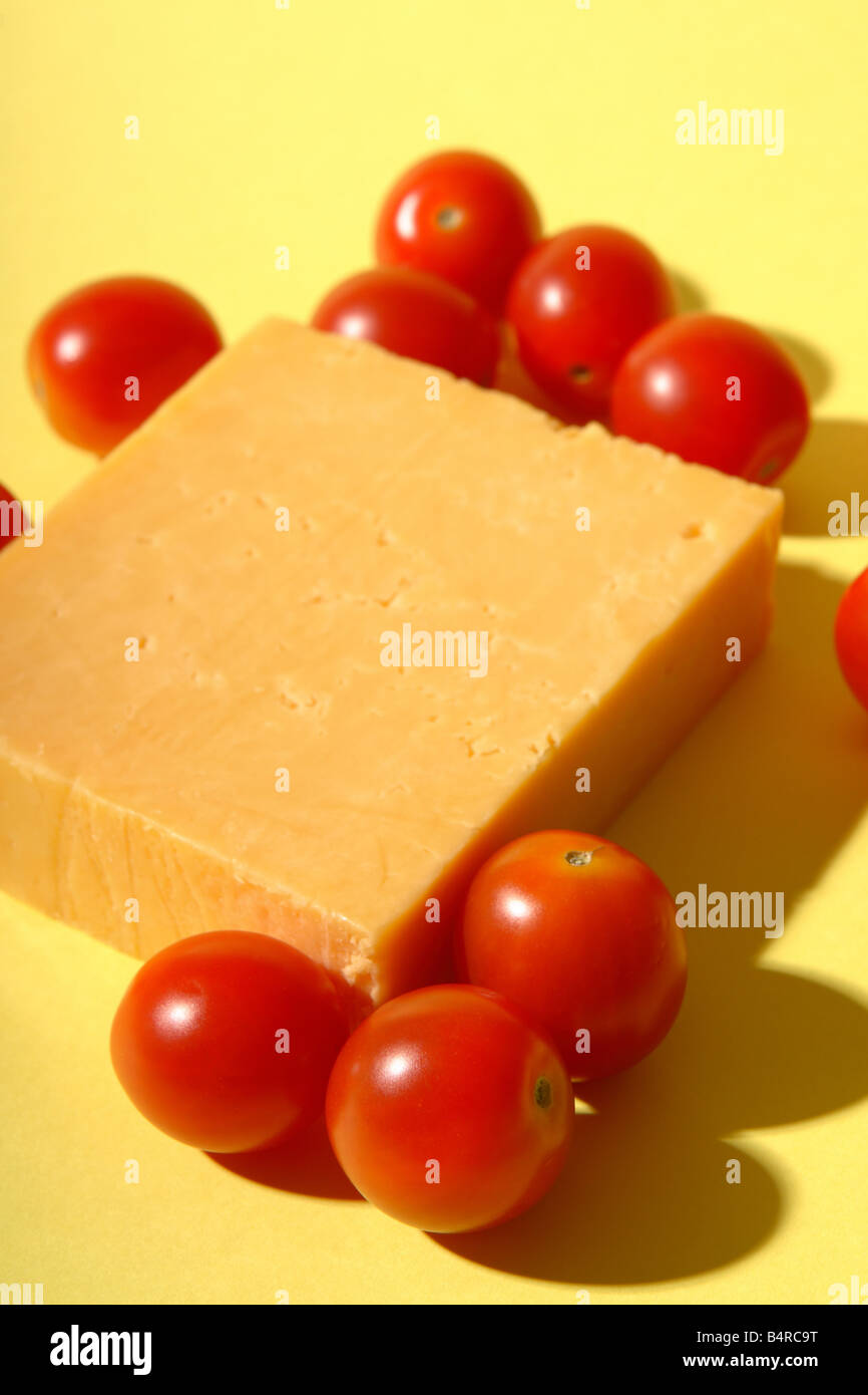 Double Gloucester Käse mit rote, reife Tomaten Stockfoto