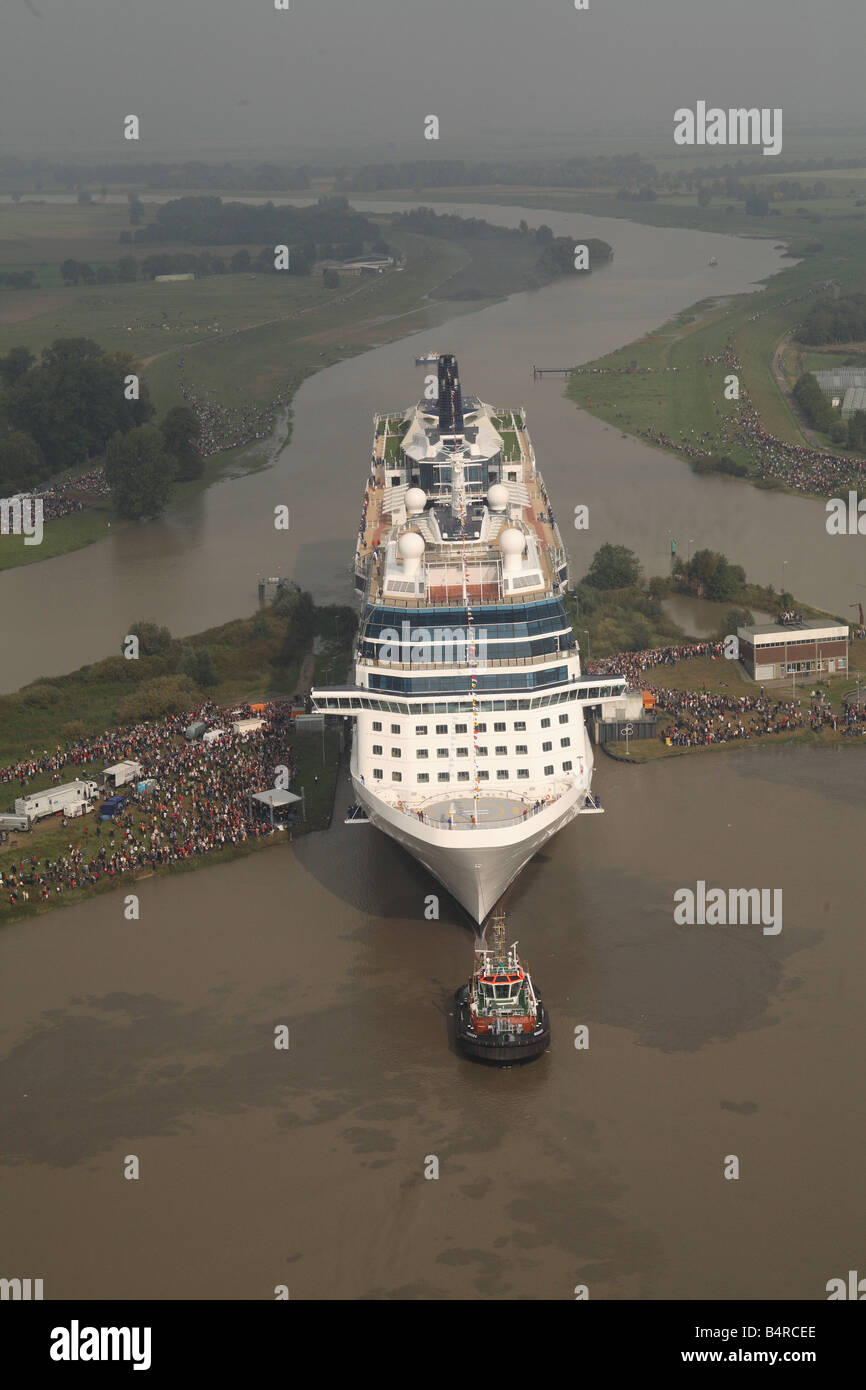 Kreuzfahrtschiff, die Celebrity Solstice bei der Meyer Werft-Werft verschoben wird, wo sie sich auf den Fluss Emms gebaut wurde. Stockfoto