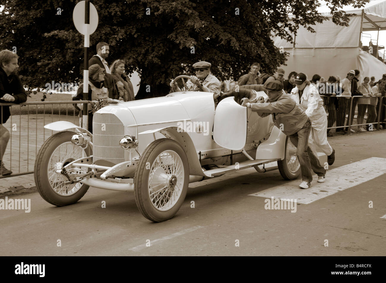 1910 wird in das Fahrerlager auf dem Goodwood Festival of Speed, Sussex, UK Austro-Daimler Prinz Heinrich Ernst Piech angetrieben geschoben. Stockfoto
