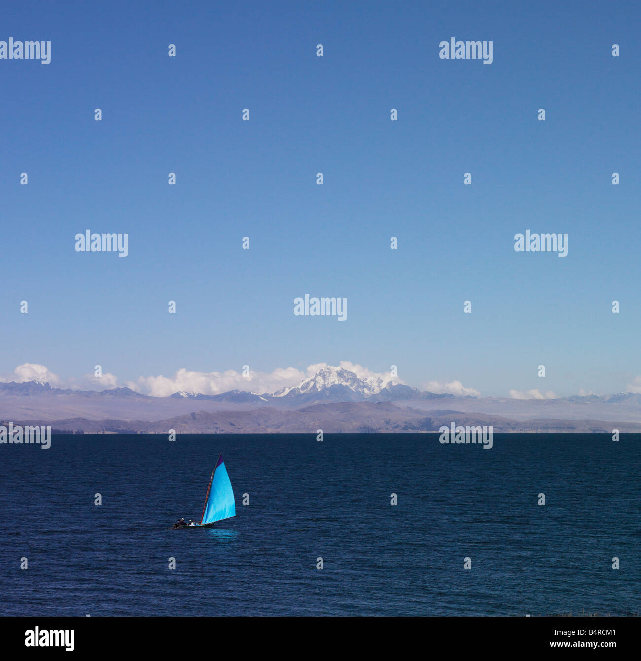Titicaca-See mit einem Segelboot und den Anden im Hintergrund. Mururata Berg ist im Hintergrund zu sehen. Tourismus tourist Stockfoto