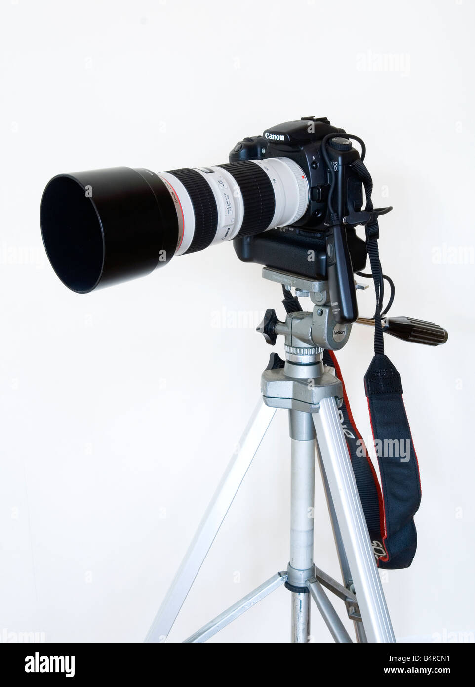 Canon digital SLR-Kamera montiert auf Stativ mit Tele-Zoom-Objektiv und elektronische Drahtauslöser ausgestattet Stockfoto