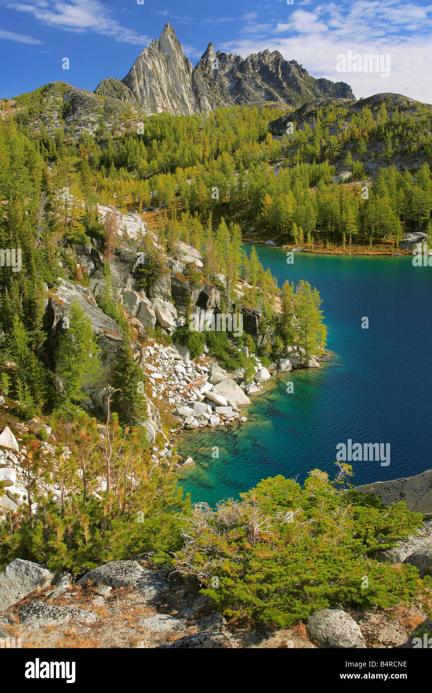 Perfektion-See und Prusik Peak im Bereich Verzauberung Seen des alpinen Seen Wildnis, Washington Stockfoto