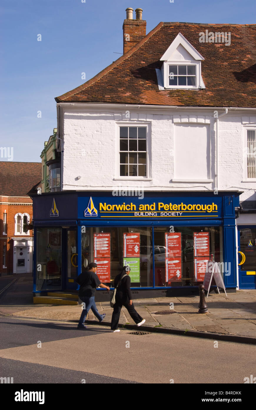 Menschen zu Fuß vorbei an der Norwich und Peterborough Bausparkasse in Bungay, Suffolk, Uk Stockfoto