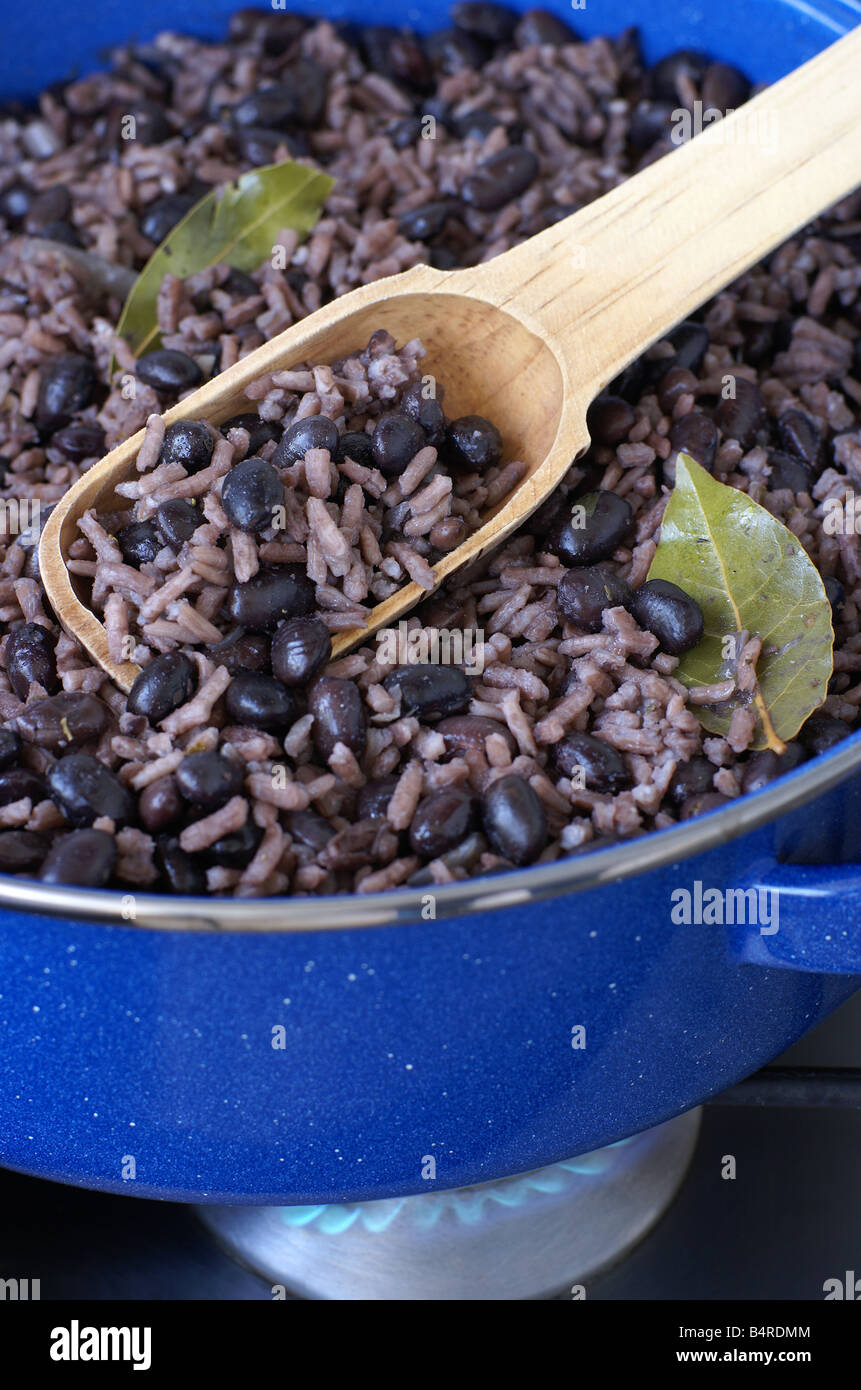 Topf mit Reis mit Bohnen zurück. Traditionellen kubanischen und lateinamerikanischen Speisen. Stockfoto