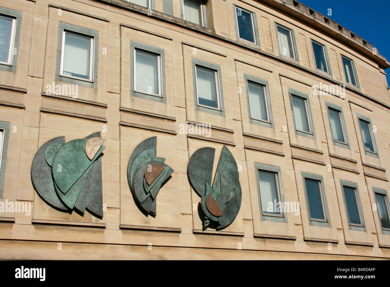 Barbara Hepworth Skulptur "Thema und Variationen" auf eine Cheltenham Bürogebäude, UK Stockfoto