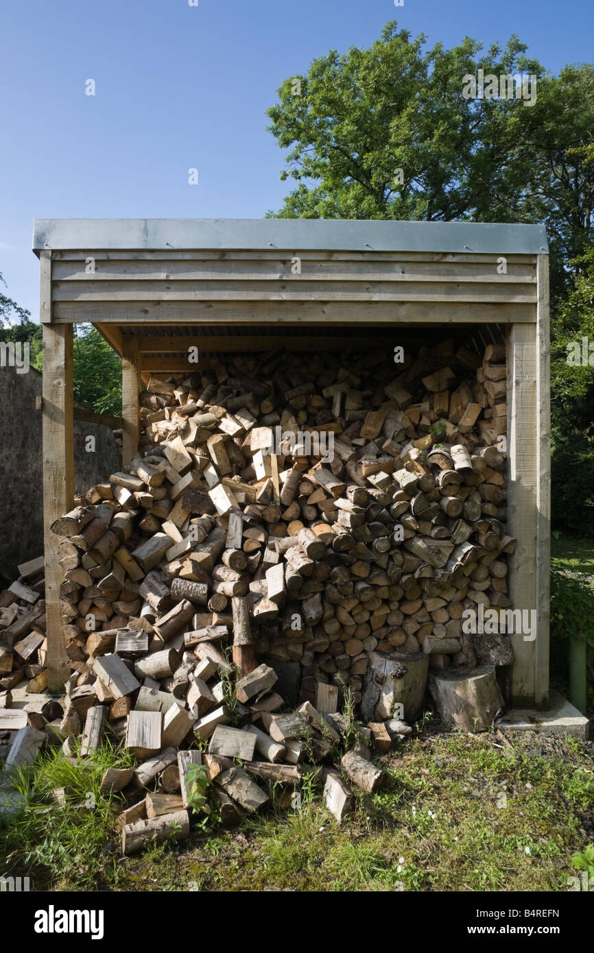 Überdachter Holzstapel Stockfoto
