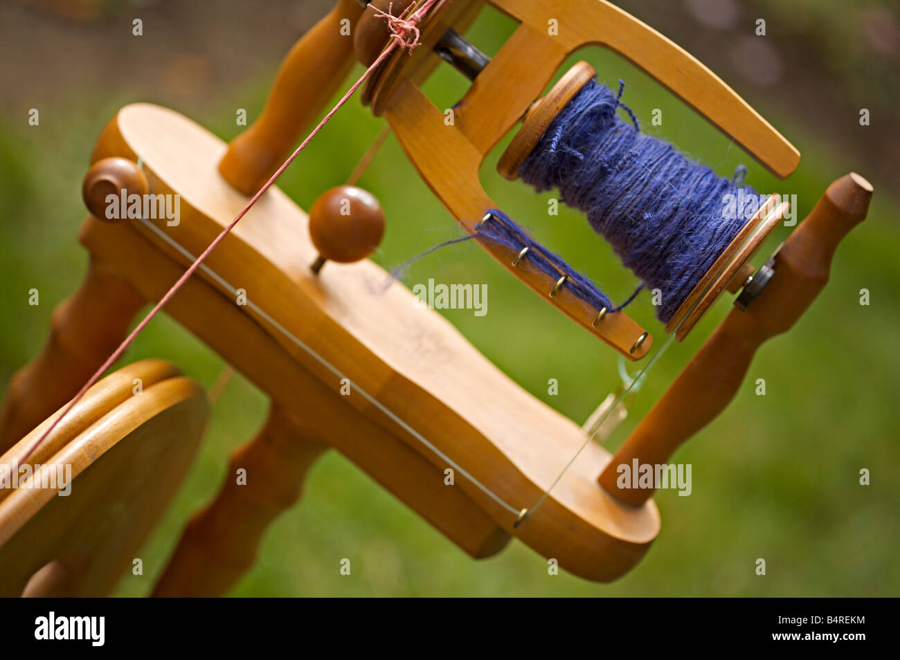 Nahaufnahme von Ausrüstungsteilen zum Stricken Alpaka thread Stockfoto