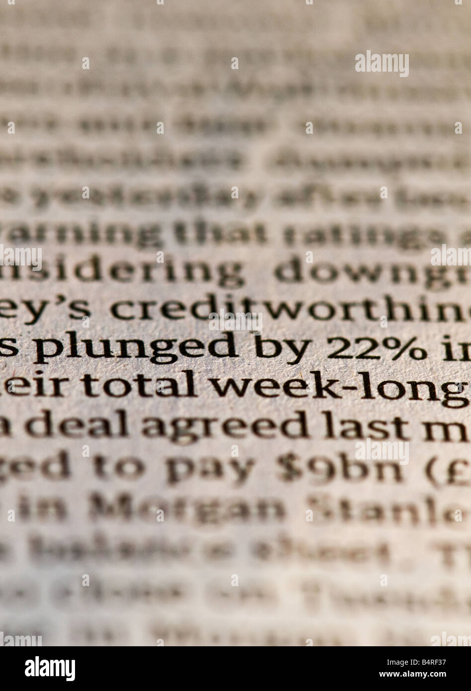 Nahaufnahme von Zeitungsartikel beschreibt tiefem Bank Aktienkurse. Stockfoto