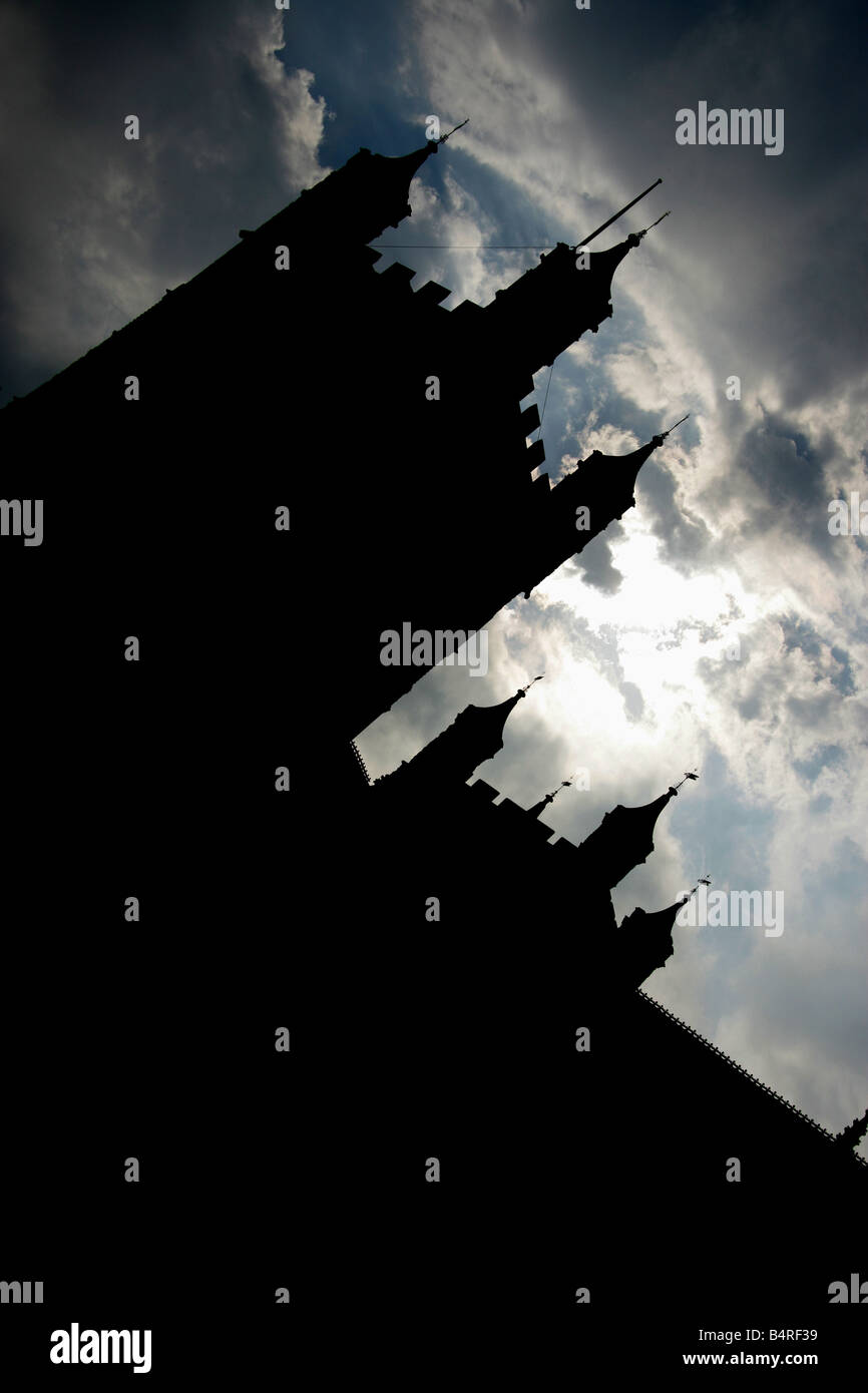 Stadt von Exeter, England. Silhouette der Kathedrale von Exeter, die formal als die Cathedral Church of Saint Peter bekannt ist. Stockfoto Stadt von Exeter, England. Silhouette der Kathedrale von Exeter, die formal als die Cathedral Church of Saint Peter bekannt ist. Stockfoto