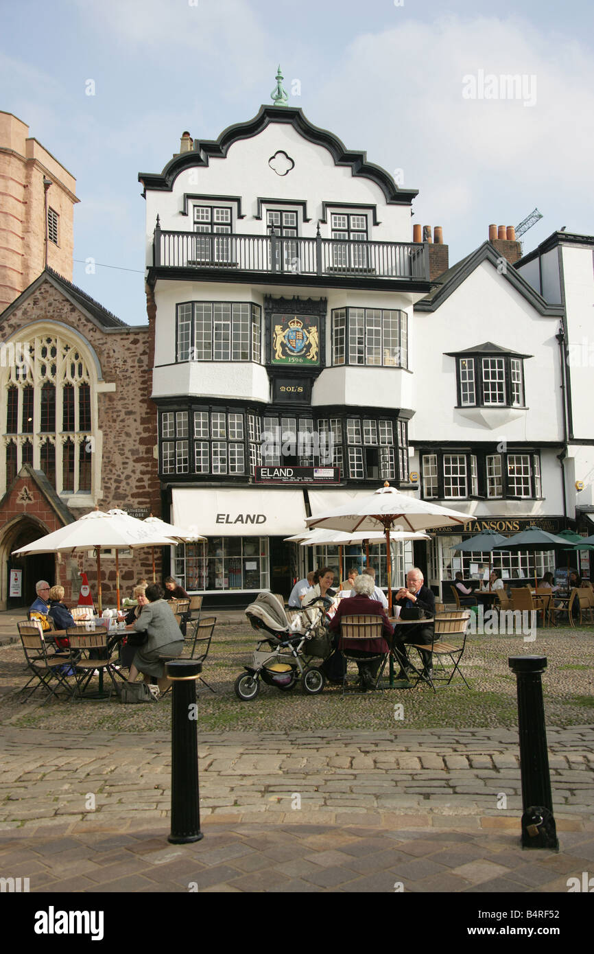 Stadt von Exeter, England. Shopping-Fans und Touristen genießen freien Erfrischungen am Cathedral Close. Stockfoto