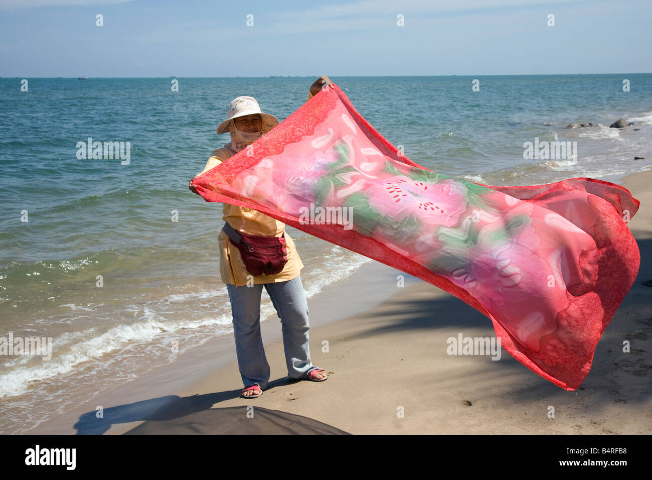 Thai Frau Händler anzeigen Beach Tourist sarong bei Paknampran Pranburi Khiri Khan, Thailand Stockfoto