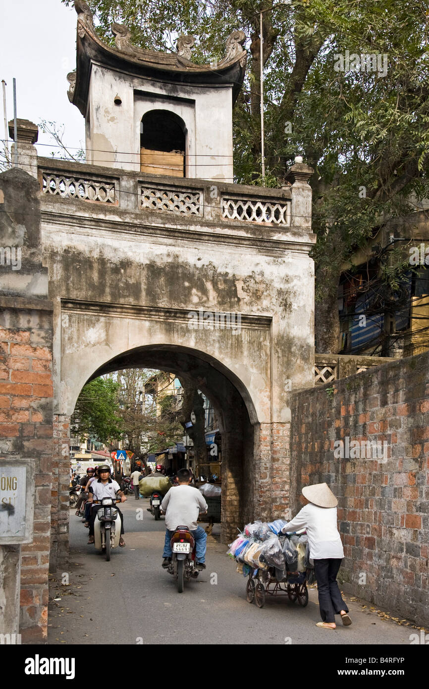 Alten East Gate-Eingang nach Old Quarter Hanoi Vietnam Stockfoto