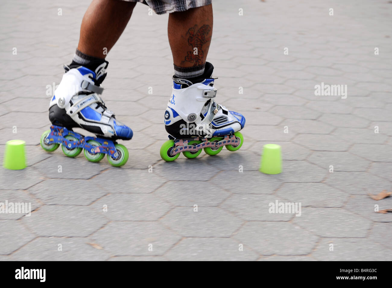 Mann-Inline-Skating in einem park Stockfoto