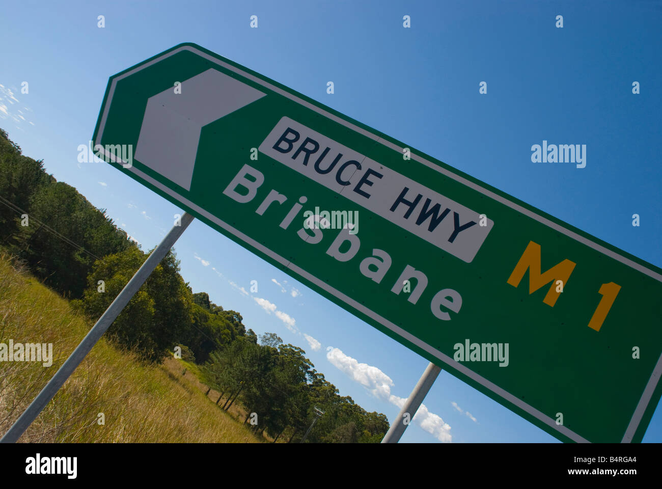 M1-Hauptverkehrsschild, das auf die Stadt Brisbane am Bruce Highway in Queensland zeigt Stockfoto