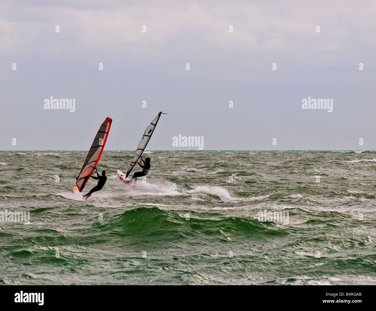 Zwei Windsurfer im Solent Stockfoto