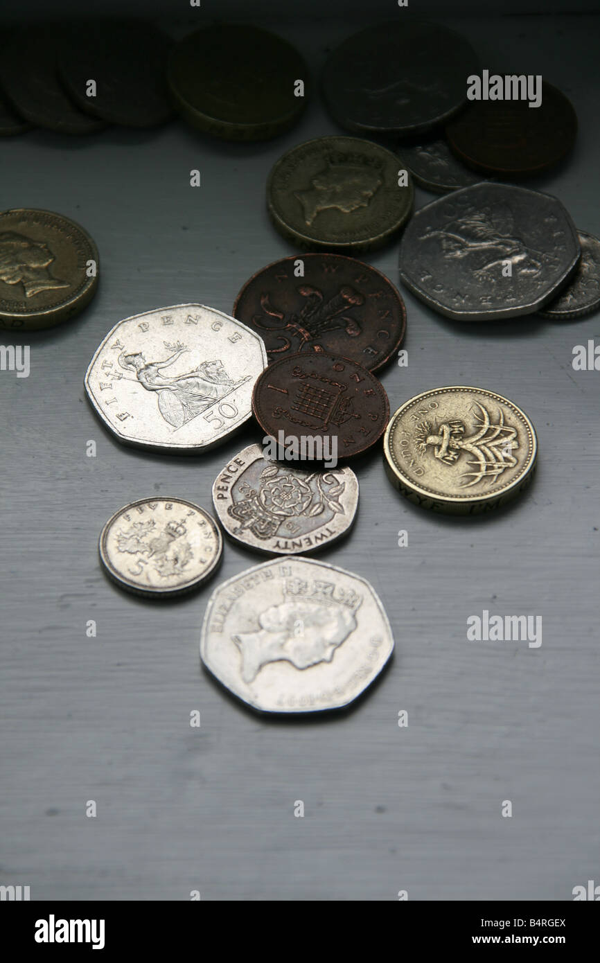britische Pfund Sterling Münzen auf Tabelle uk Stockfoto