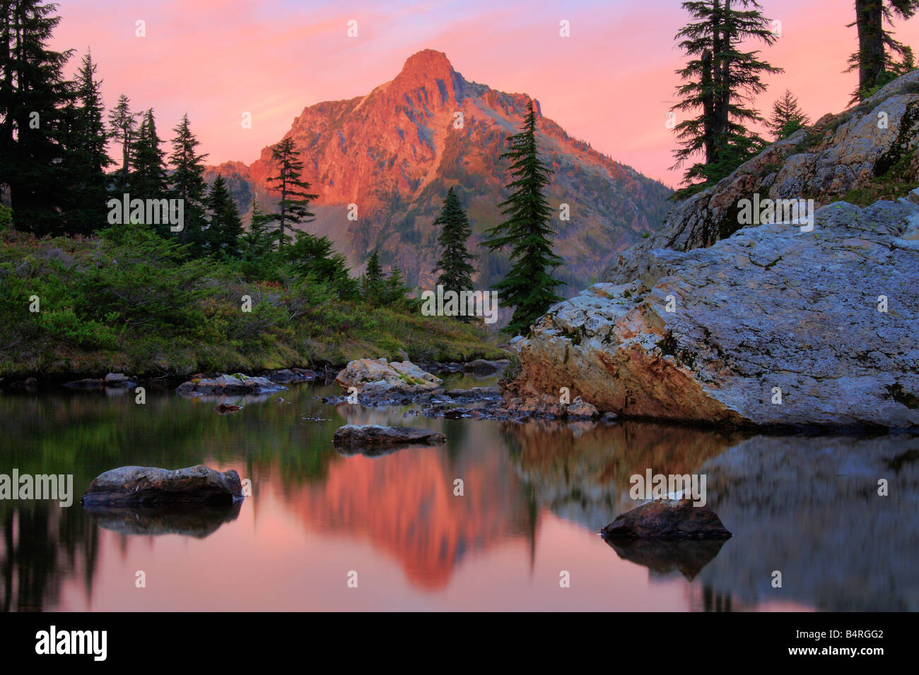 Hohen Box Gipfel von Tarn an Wall Seen im alpinen Seen Wildnisgebiet des Staats Washington gesehen Stockfoto