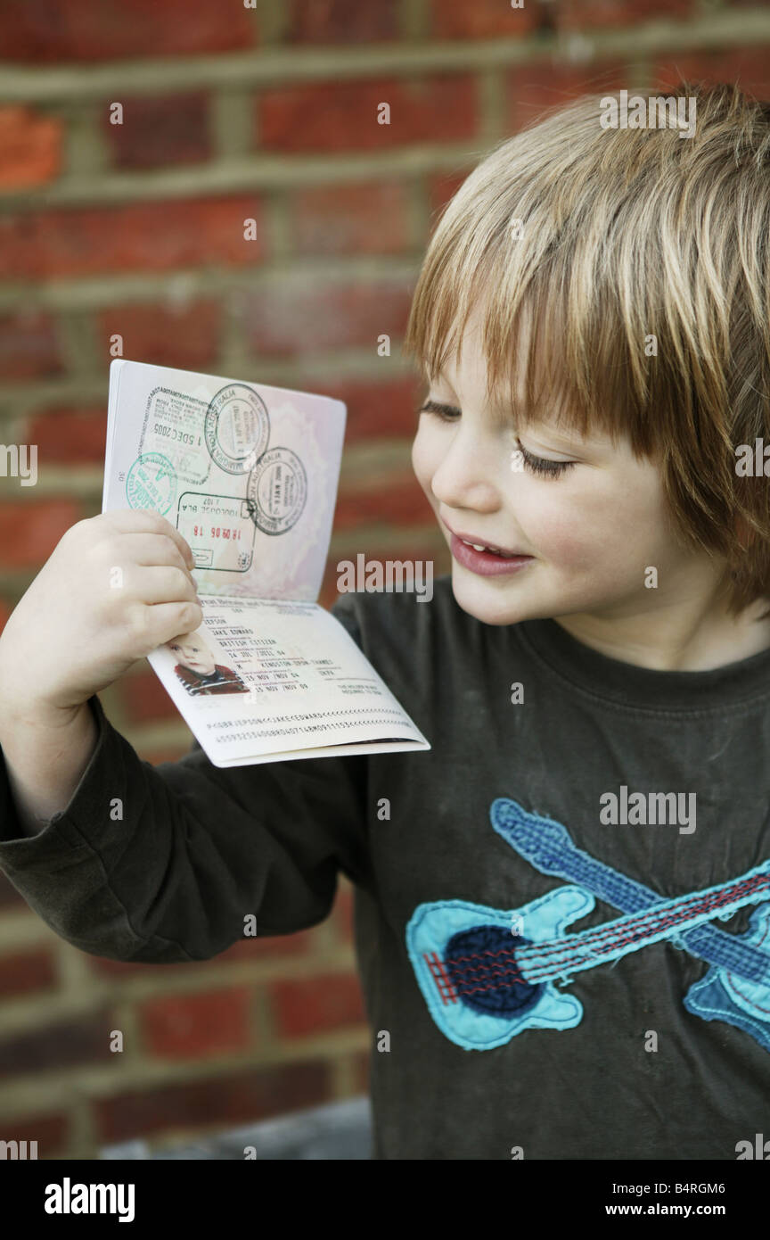 Kind mit britischen Pass Stockfoto