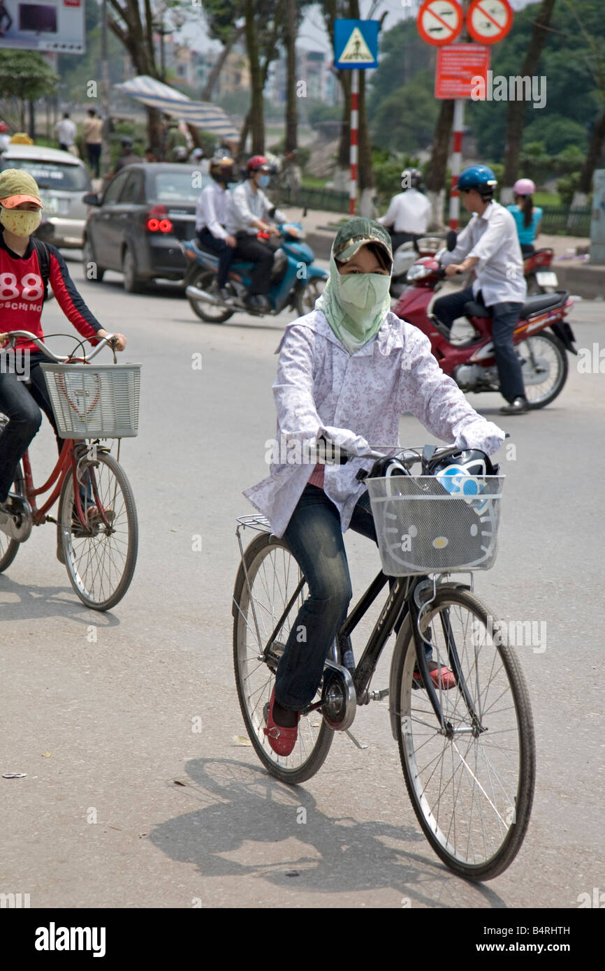 Fahrrad im Straßenverkehr, Hanoi, Vietnam Stockfoto