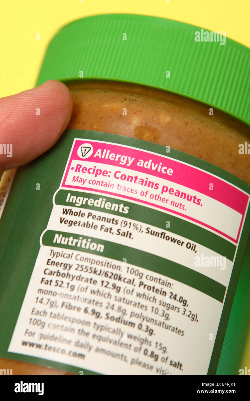 Lebensmittel Allergie Verpackung Inhalt Produktetikett mit Beratung Warnung auf Glas Erdnussbutter zu verbreiten Stockfoto