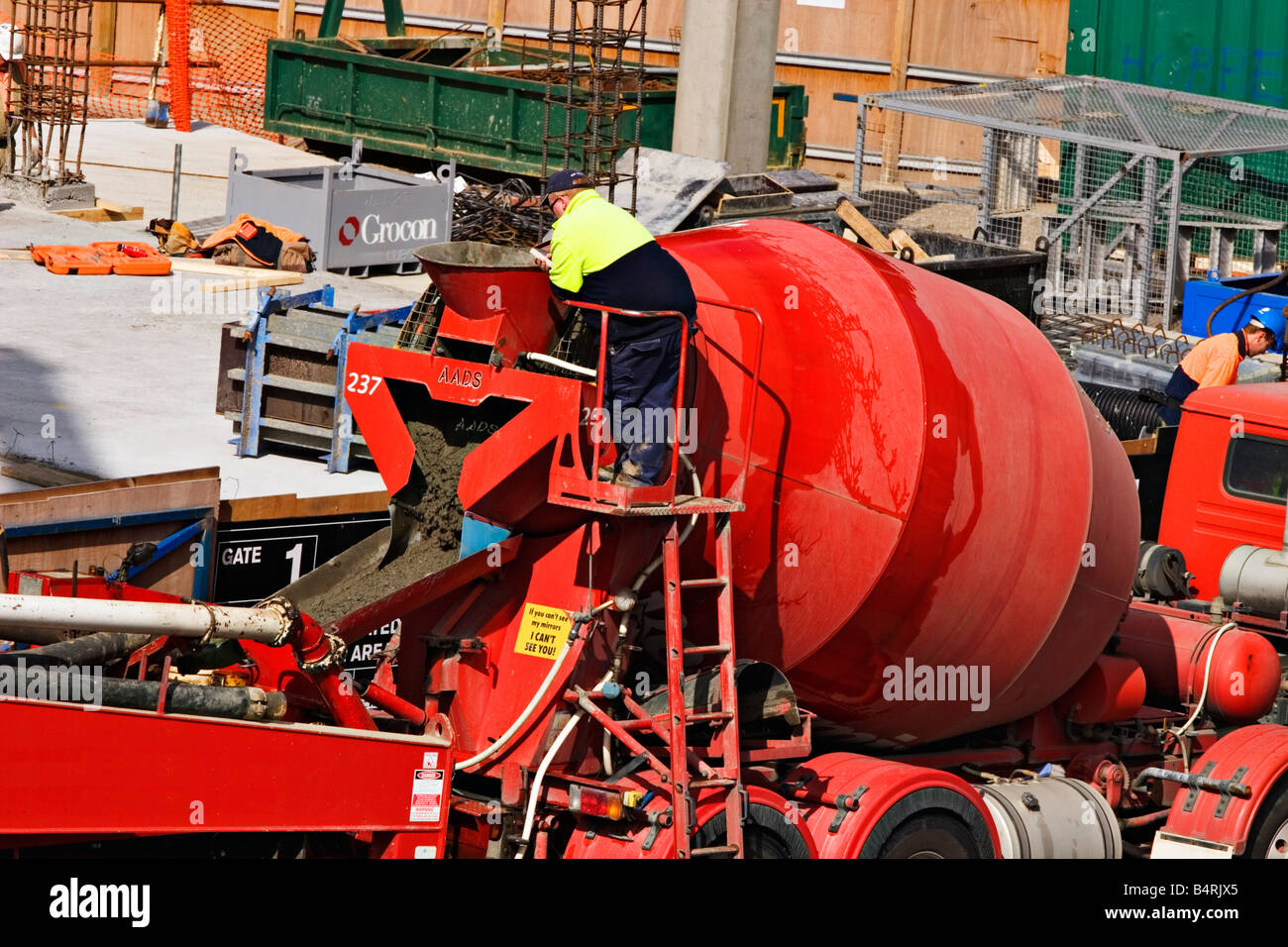 Transport und Trucking / A Beton-LKW und Fahrer Operator.Melbourne Victoria Australien. Stockfoto