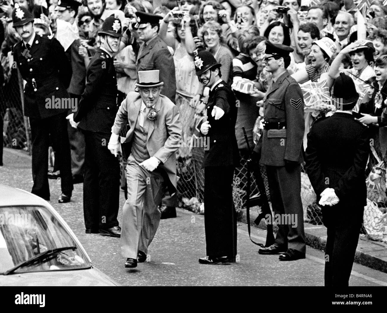 Man mich pünktlich hat Komiker Spike Millegan laufen auf dem Weg zur Teilnahme an der Hochzeit von Prinz Charles und Lady Diana Spencer, nachdem er aus seinem Rolls-Royce zu sagen, Hallo Fans entlang der Straße, die Spikes Rolls Royce ohne ihn zur Freude der Zuschauer 29 7 1981 ausübte und St Pauls Stockfoto