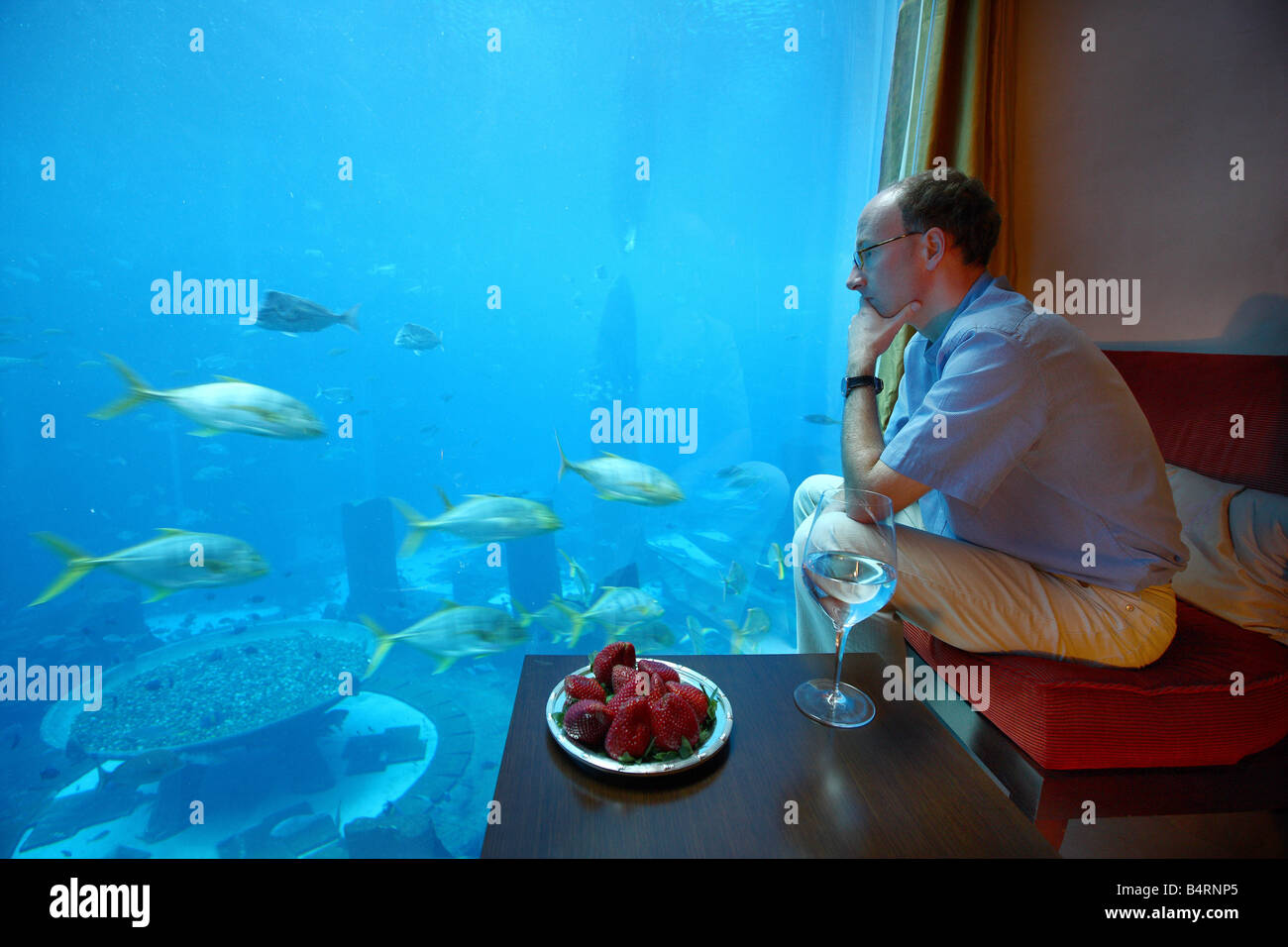 Hotel Atlantis, The Palm, Dubai, Vereinigte Arabische Emirate. Unterwasser-Hotel-Suite mit Blick auf Ambassadro Lagune, Aquarium. Stockfoto