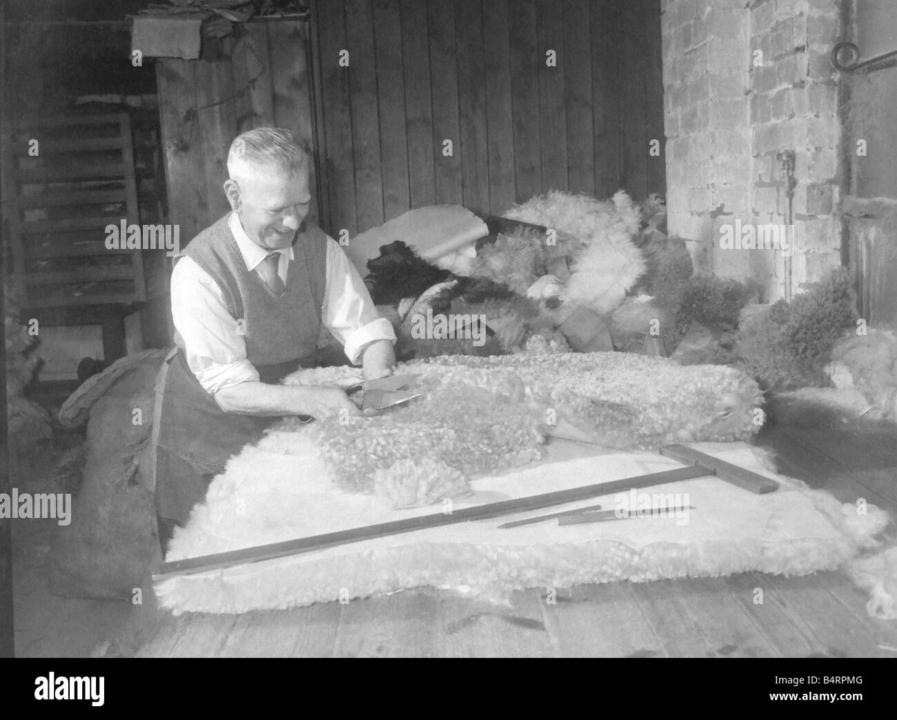 Schafe Haut Teppich machen ist eines der alten etablierten Berufe in Stourbridge ein Handwerker dieses Werkes ist Herr David Watkins, hat seit Ith seine Firma er 45 Jahre in die heikle Arbeit des Ausschnitts beschäftigt ist wo könnte ein falscher Schnitt ein Prachtexemplar ruinieren Stockfoto