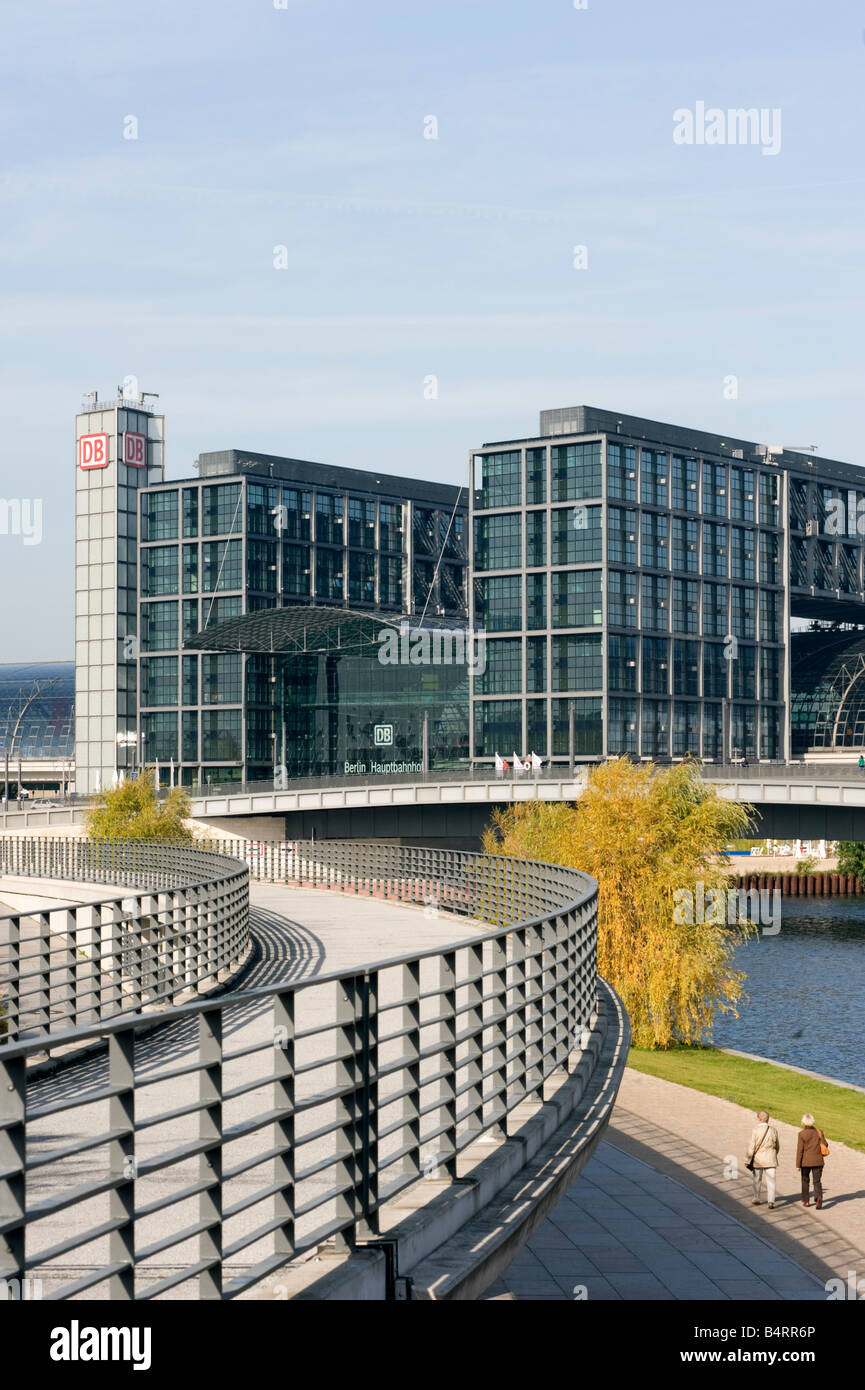 Außenansicht des neuen wichtigsten Hauptbahhof oder Hauptbahnhof Ufer der Spree in Berlin Deutschland Stockfoto