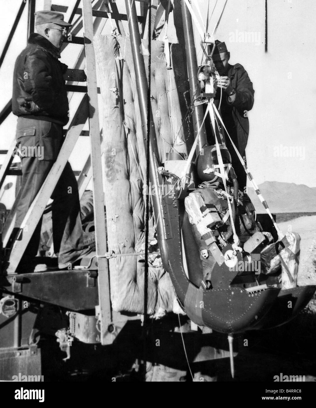 Amerikanischen Raum Experimente im Gange in der Wüste fünfundzwanzig Meilen aus der kleinen Stadt Almogordo in New Mexico USA Dezember 1957 Roboter Fallschirmspringer Stockfoto